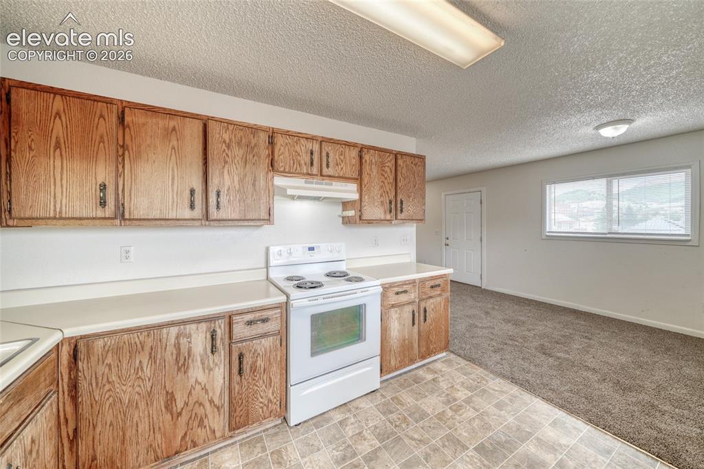 Image 32 of 48: Kitchen