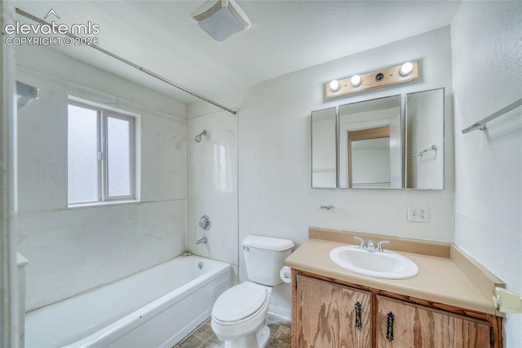 Image 40 of 48: Bathroom