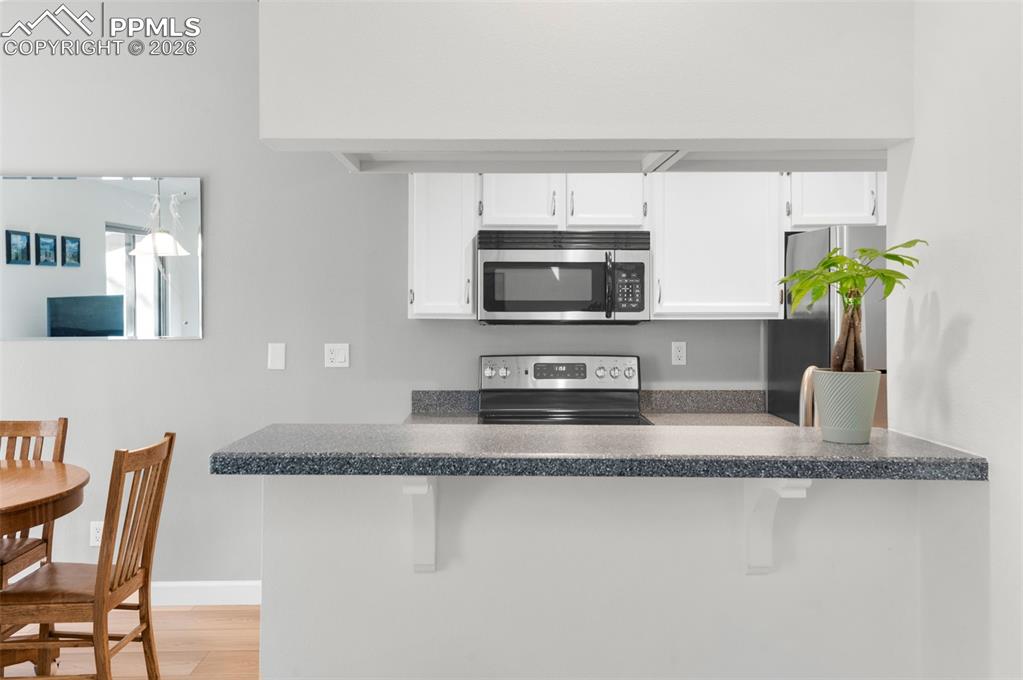 Image 10 of 50: Breakfast Bar