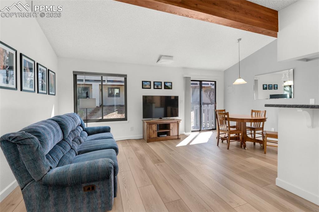 Image 18 of 50: Vaulted Ceiling