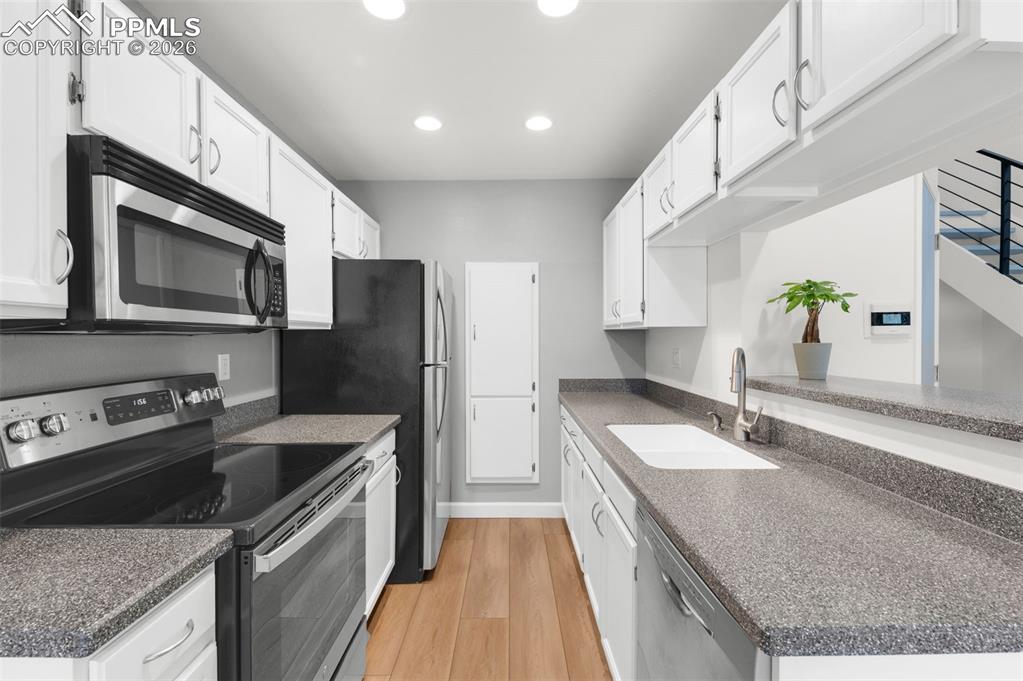 Image 6 of 50: NEWER Range And Refrigerator