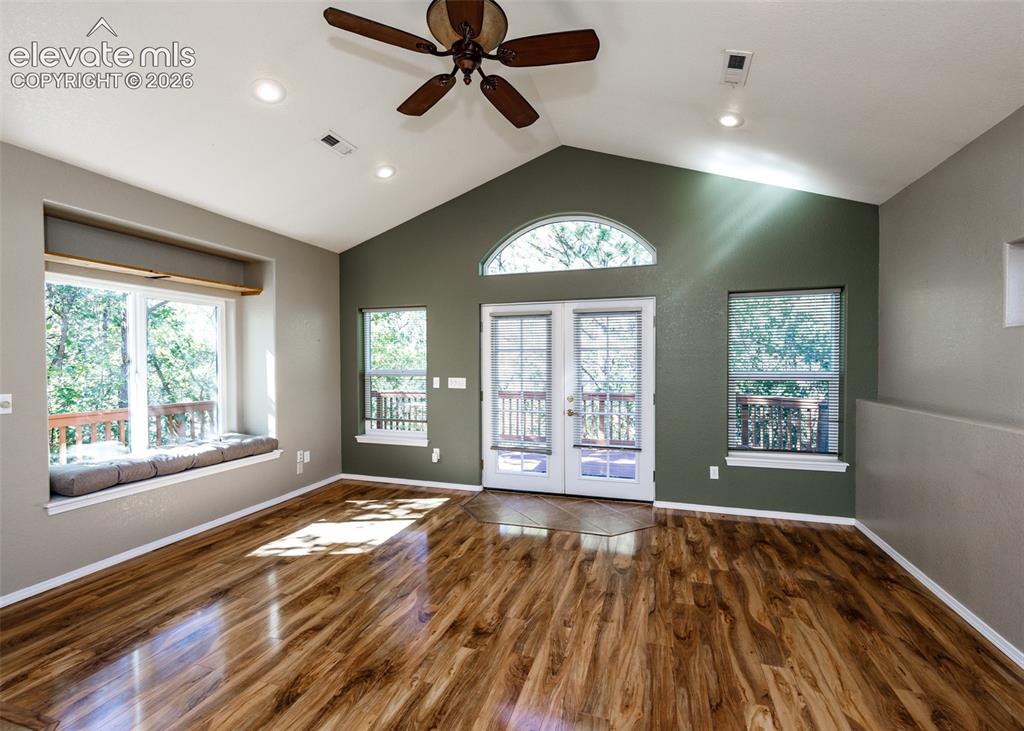 Image 34 of 48: Vaulted ceilings, wood-finish flooring, built-in window seat, double glass