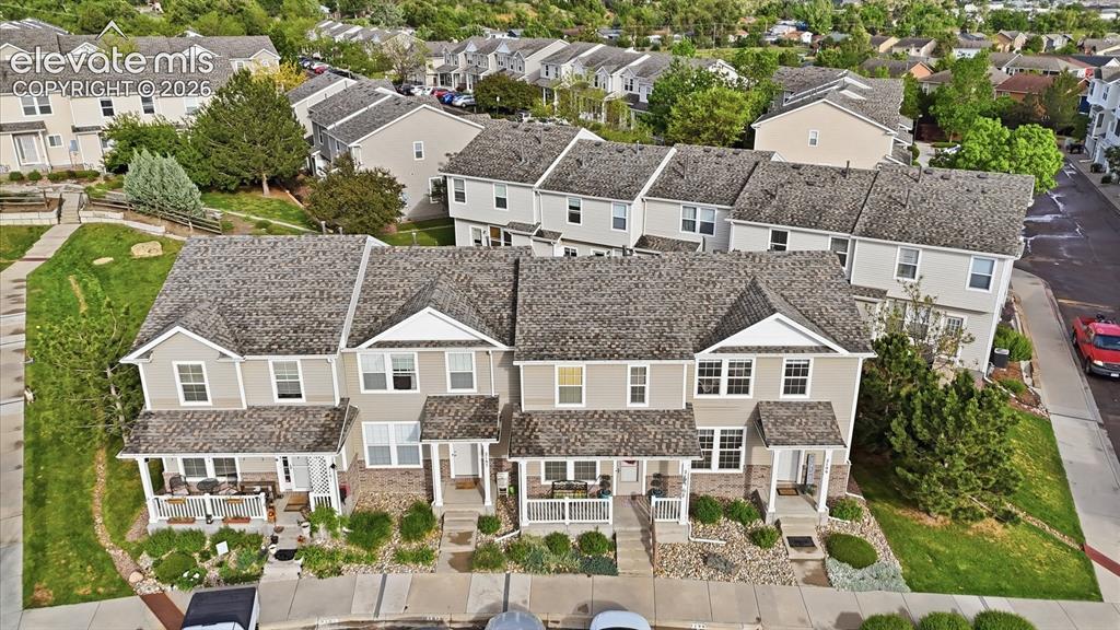 Image 3 of 29: Beautifully maintained one-owner townhome that offers 2 bedrooms, 3 bathroo