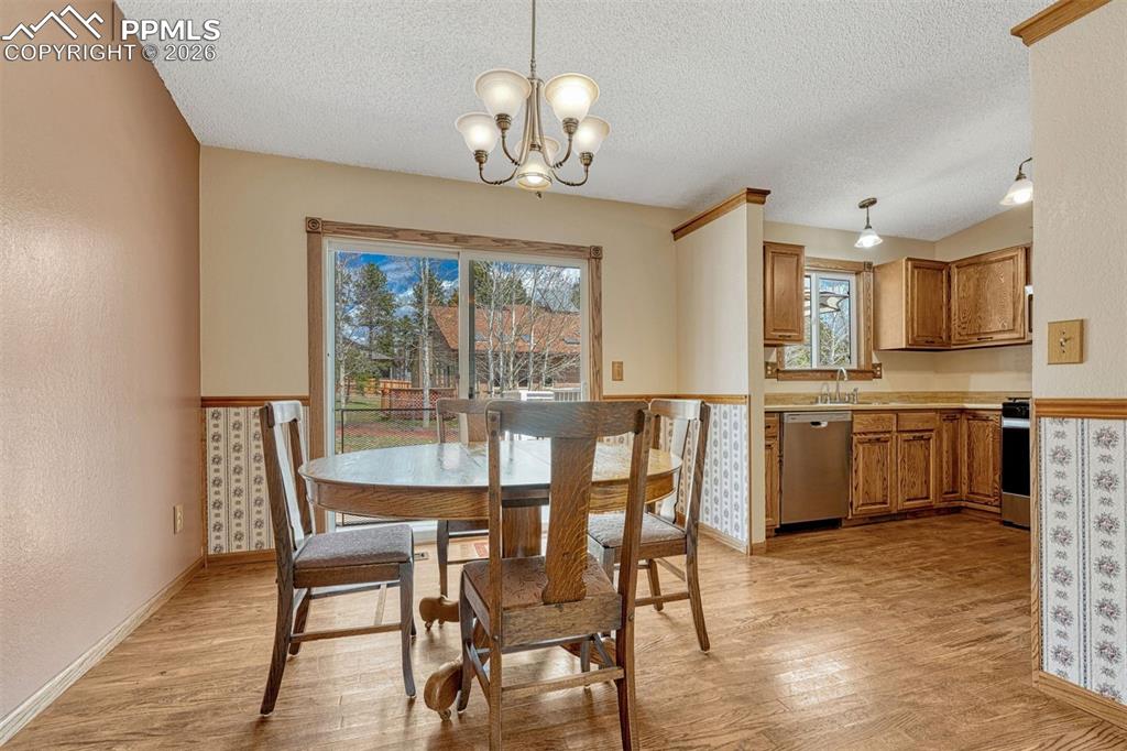 Image 17 of 48: Dining Area