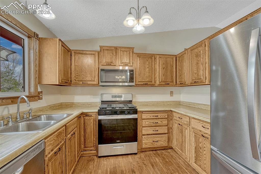 Image 19 of 48: Kitchen