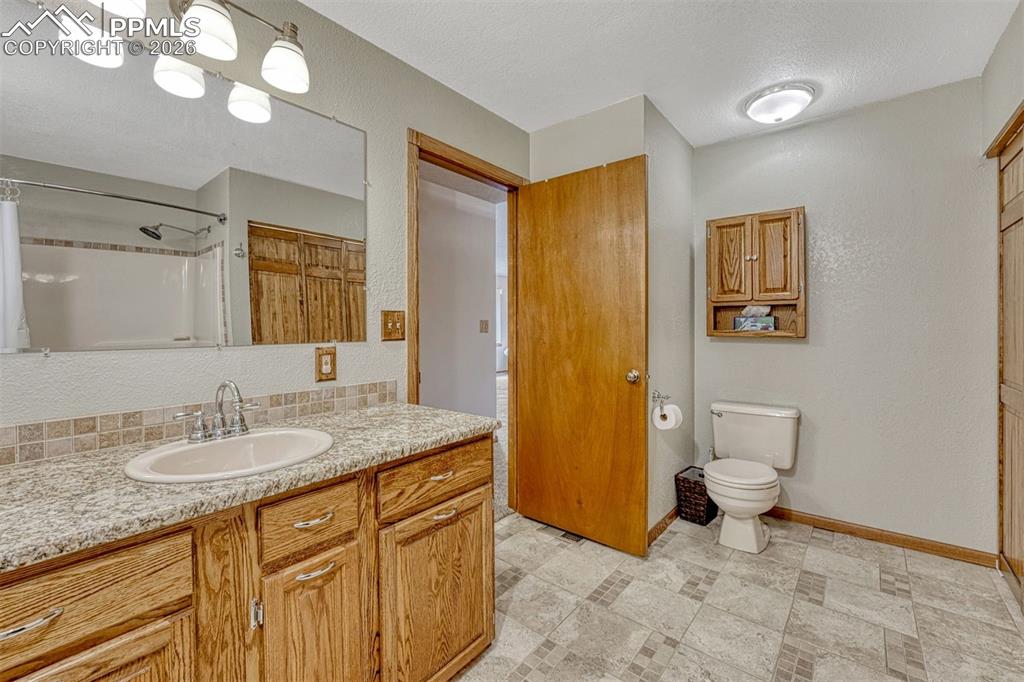 Image 23 of 48: Bathroom