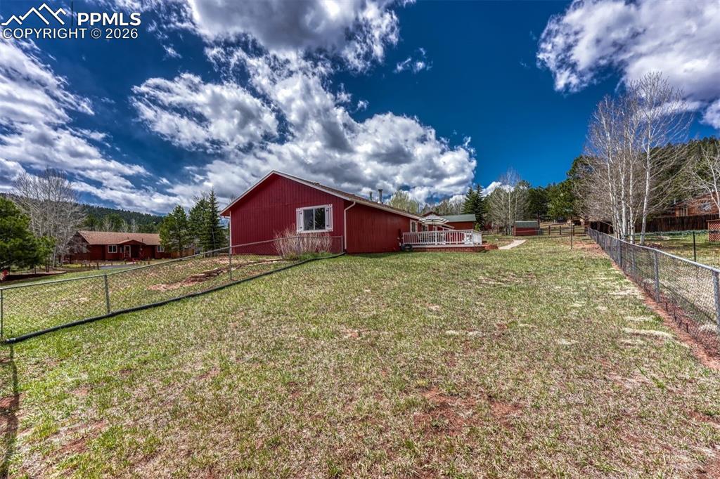 Image 41 of 48: Yard
