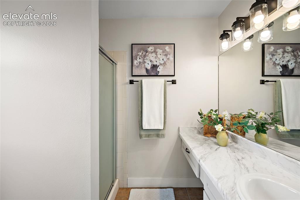 Image 14 of 34: Bathroom