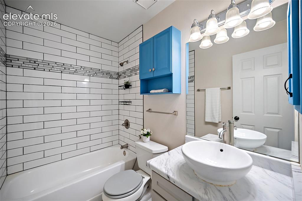 Image 17 of 34: Bathroom