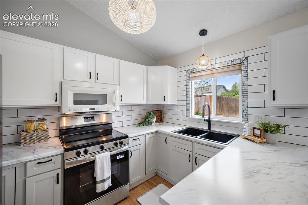 Image 8 of 34: Kitchen