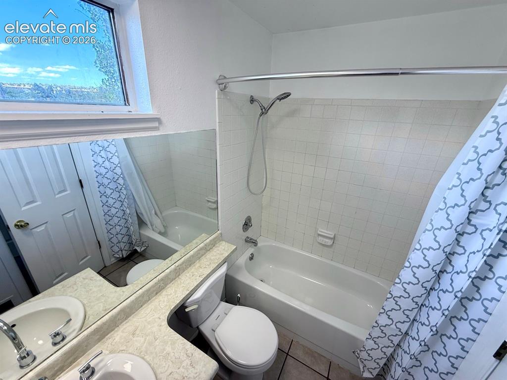 Image 18 of 27: Bathroom