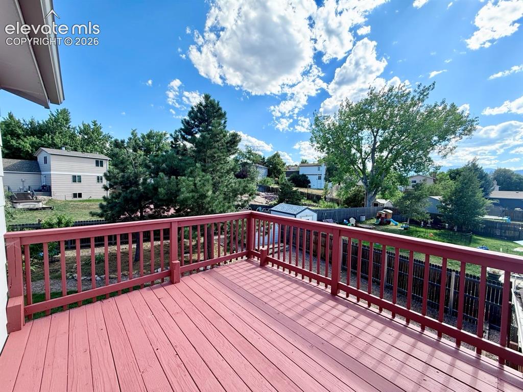 Image 20 of 27: Deck