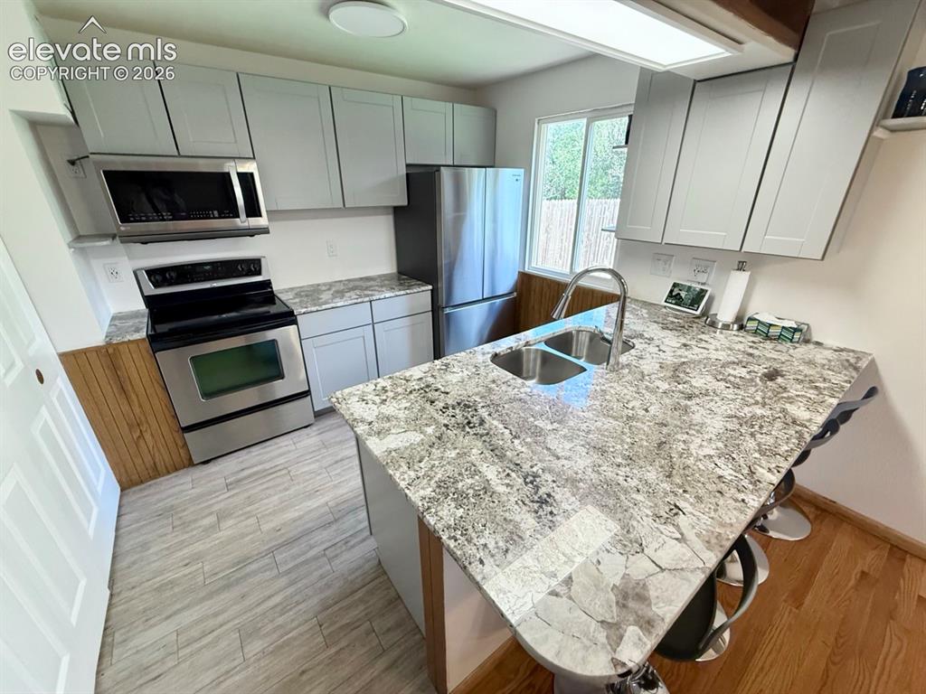 Image 7 of 27: Kitchen