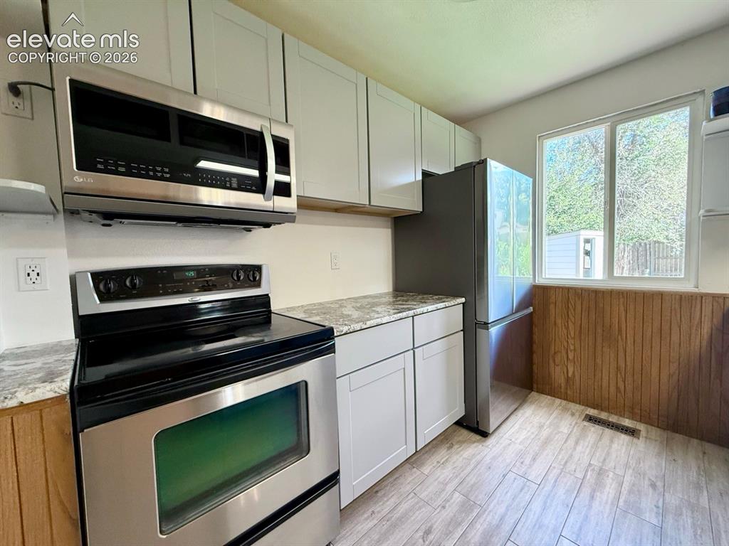 Image 8 of 27: Kitchen