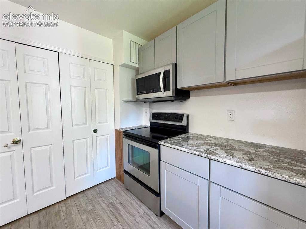Image 9 of 27: Kitchen