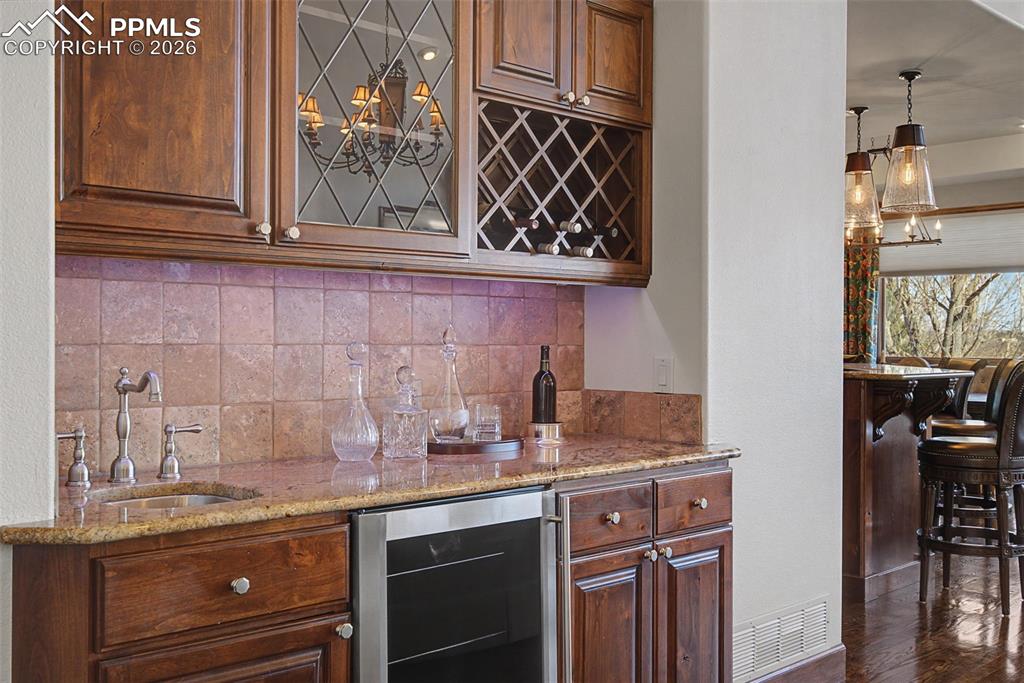 Image 14 of 50: Main Level Wet Bar