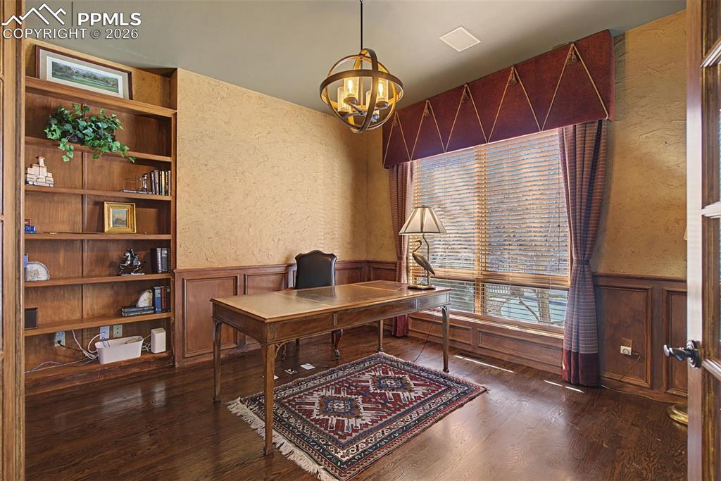 Image 21 of 50: Office