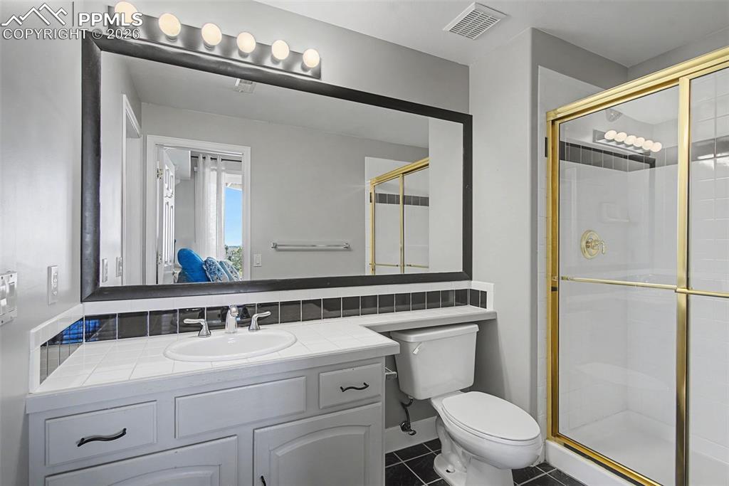 Image 31 of 50: Bathroom