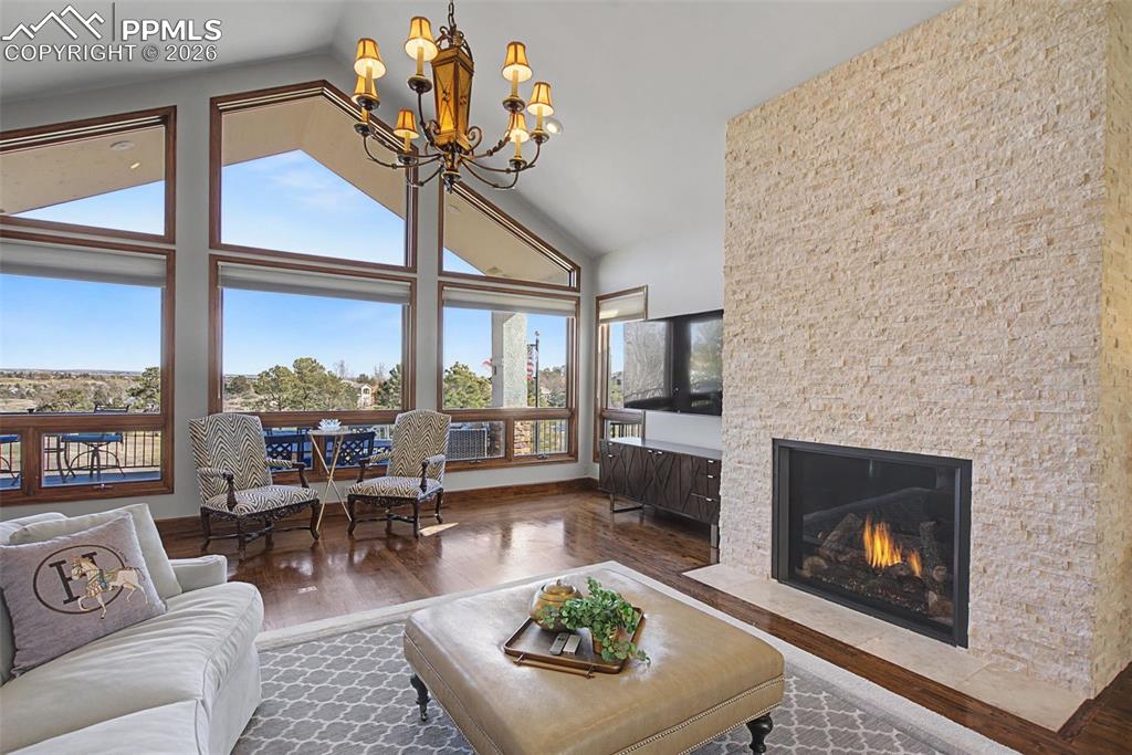 Image 9 of 50: Great Room