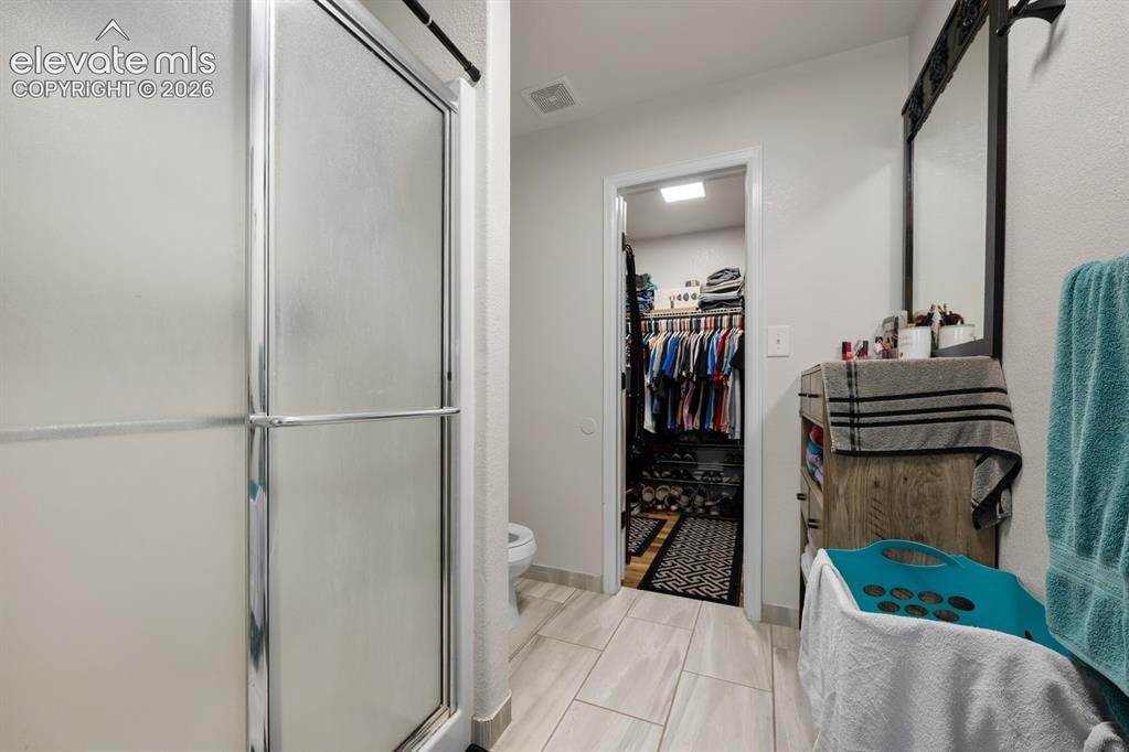 Image 19 of 37: Bathroom