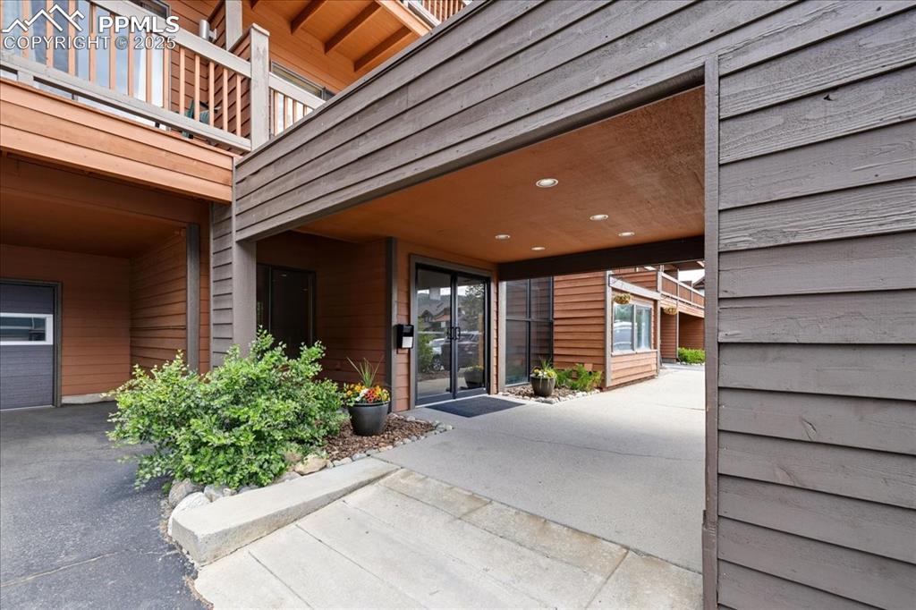 Image 13 of 17: Property entrance with a balcony