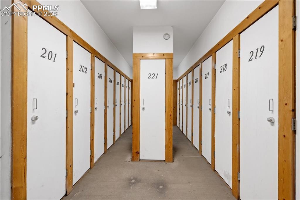 Image 17 of 17: Ski / Storage Lockers
