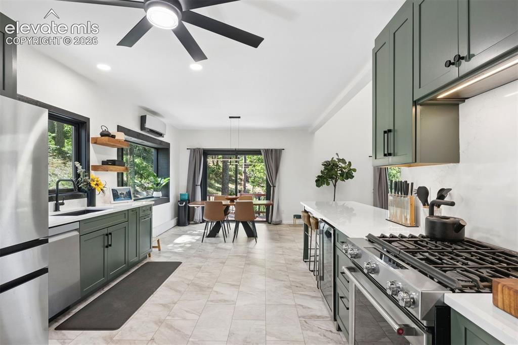 Image 18 of 50: Kitchen