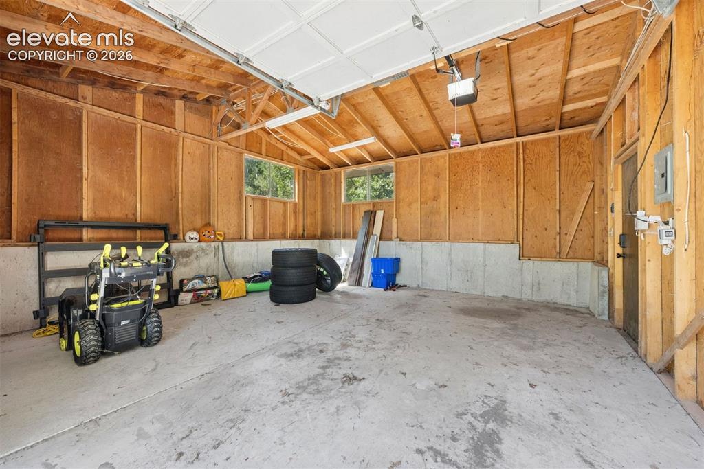 Image 41 of 50: Garage