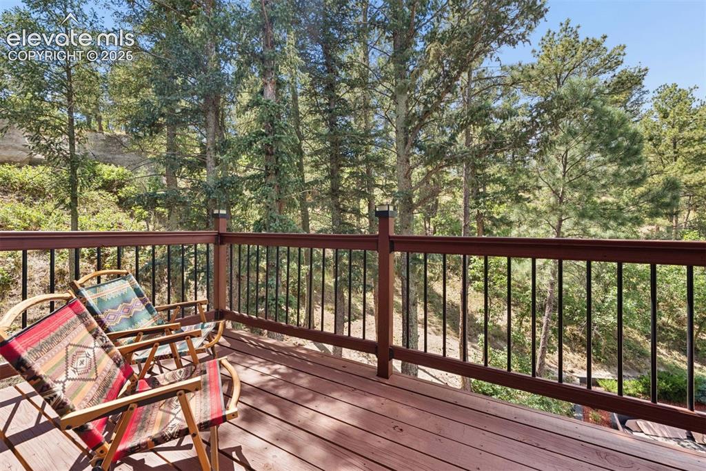 Image 5 of 50: Deck