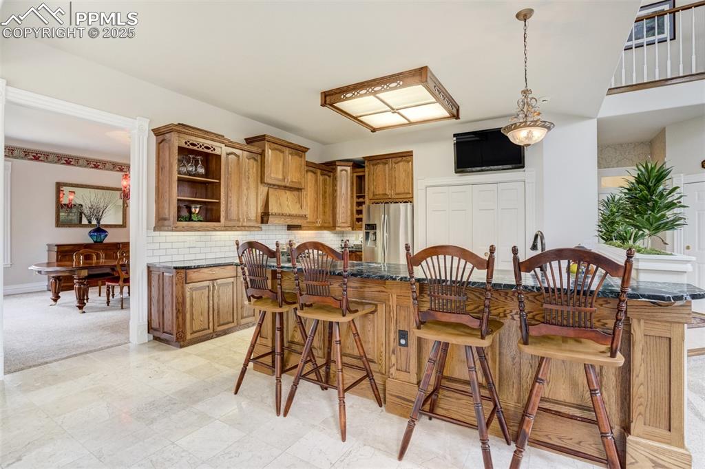 Image 14 of 50: Breakfast Bar