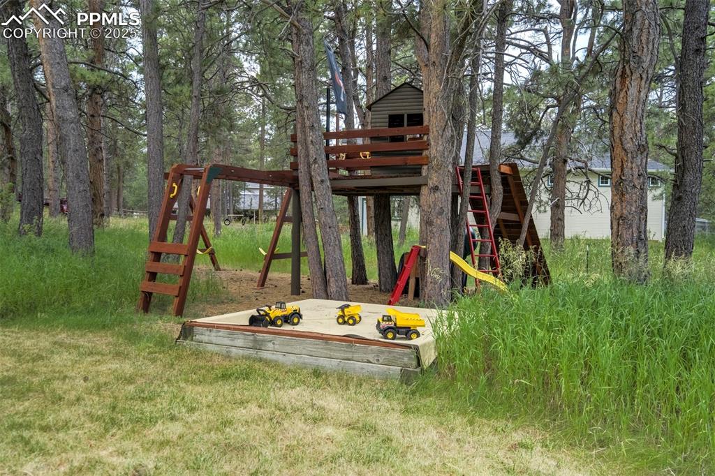 Image 41 of 50: Kids play area