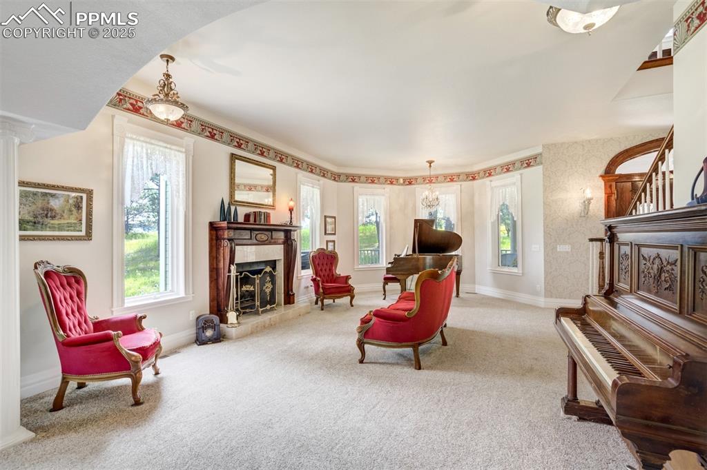 Image 9 of 50: Sitting Room