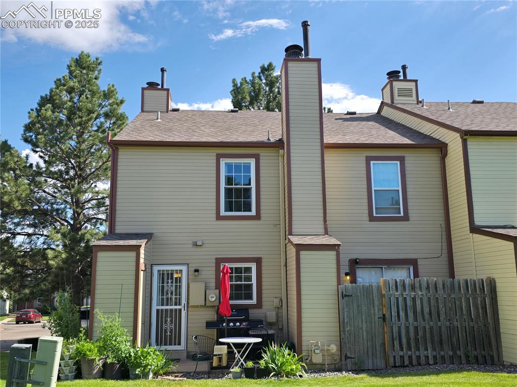 Image 13 of 17: Rear