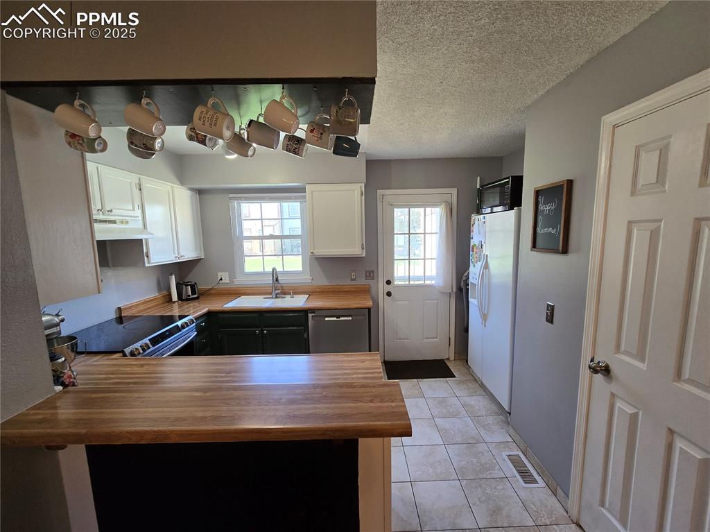 Image 5 of 17: Kitchen 