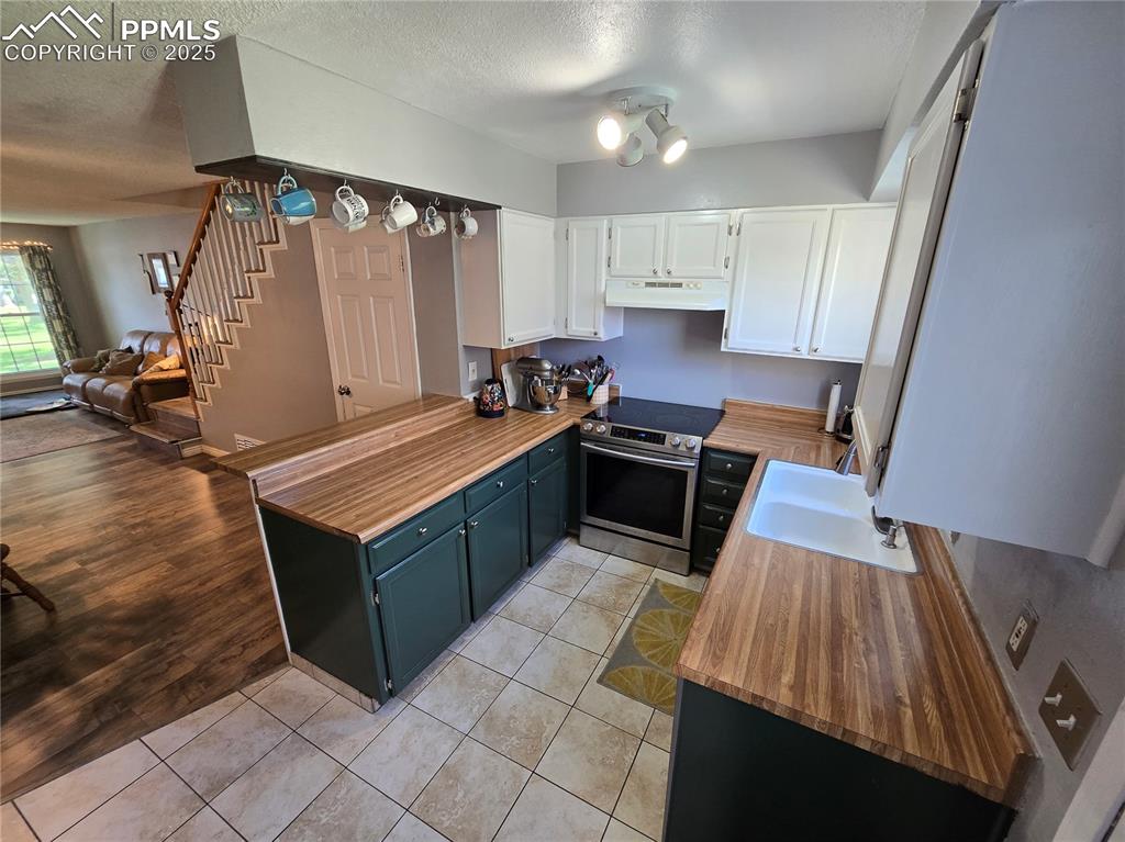 Image 6 of 17: Kitchen