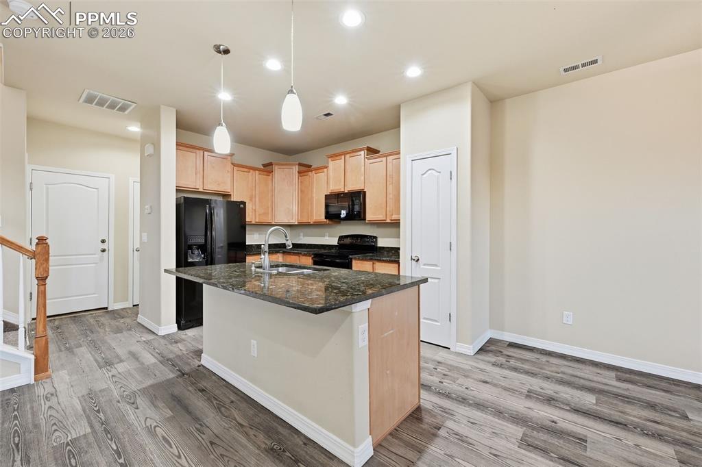 Image 13 of 30: Kitchen