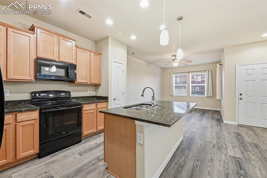 Image 14 of 30: Kitchen