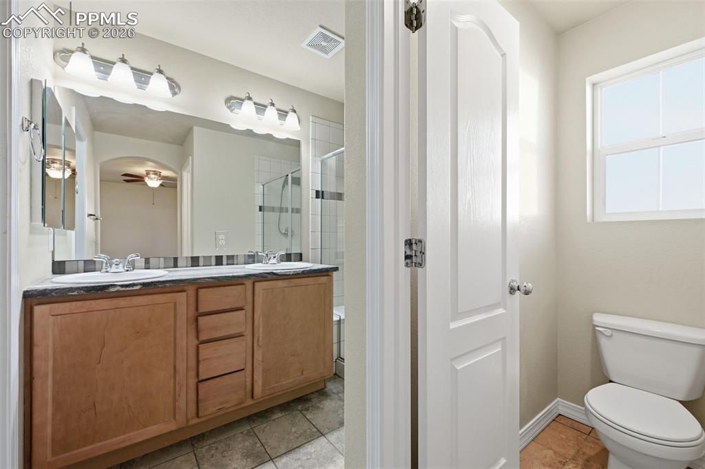 Image 19 of 30: Bathroom