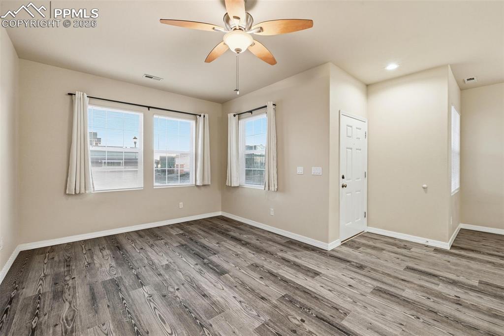 Image 4 of 30: Entry