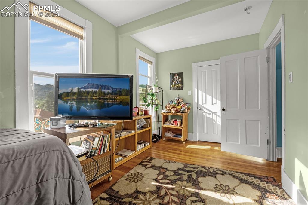 Image 10 of 40: Bedroom