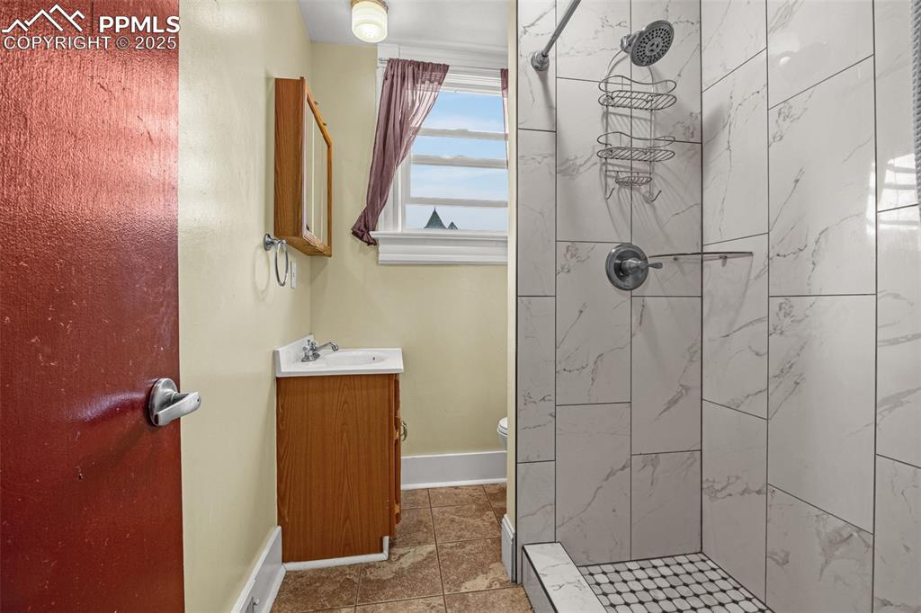 Image 11 of 40: Bathroom