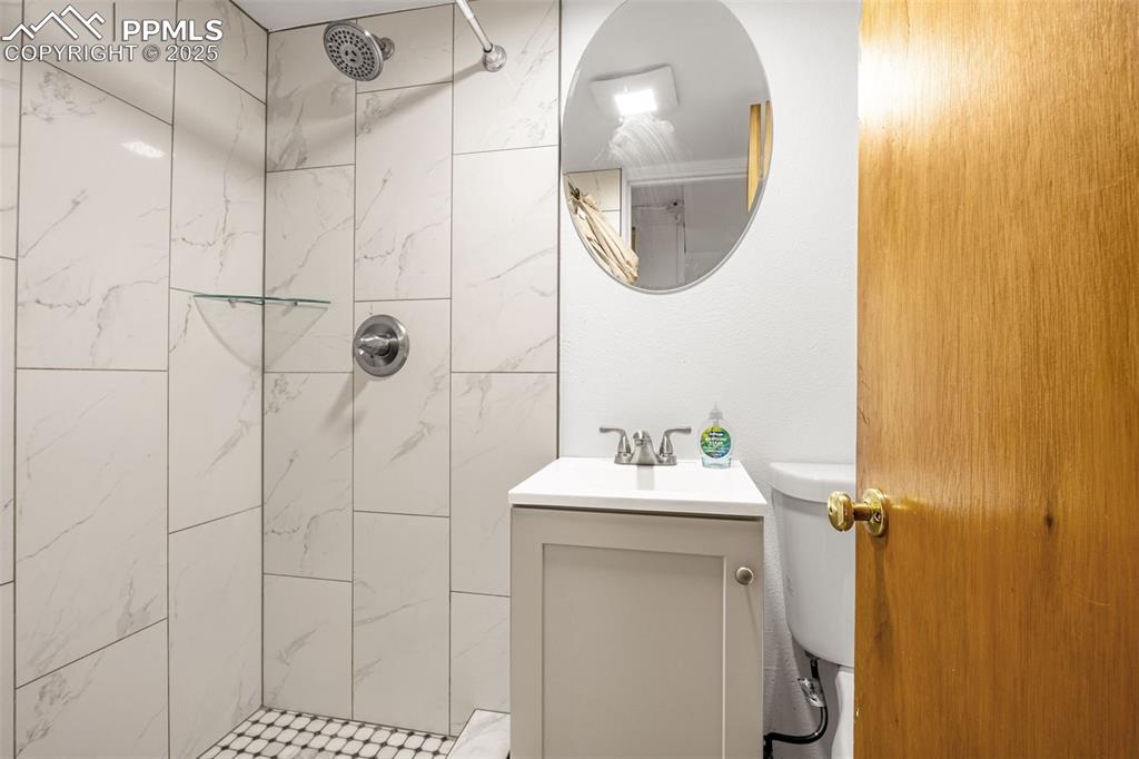 Image 13 of 40: Bathroom