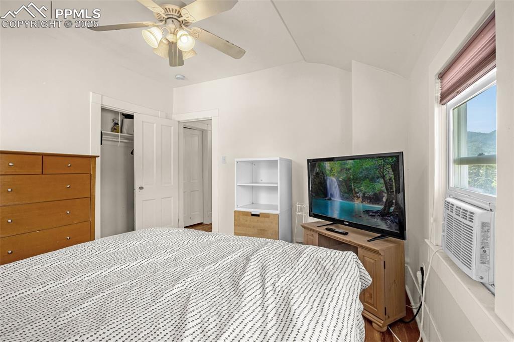 Image 26 of 40: Bedroom