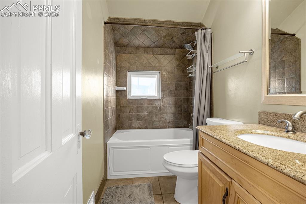 Image 27 of 40: Bathroom