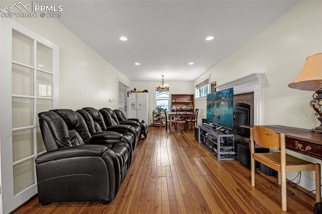 Image 6 of 40: Living Room