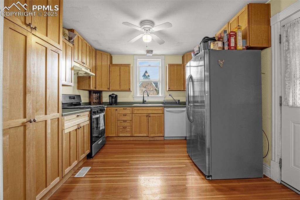 Image 8 of 40: Kitchen