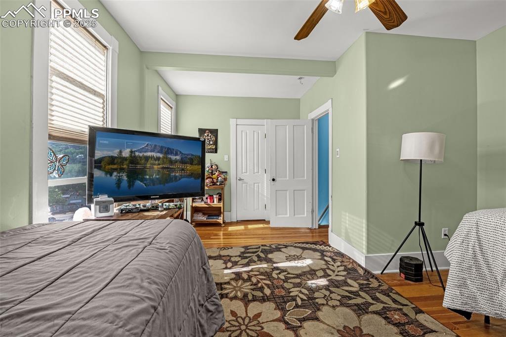 Image 9 of 40: Bedroom