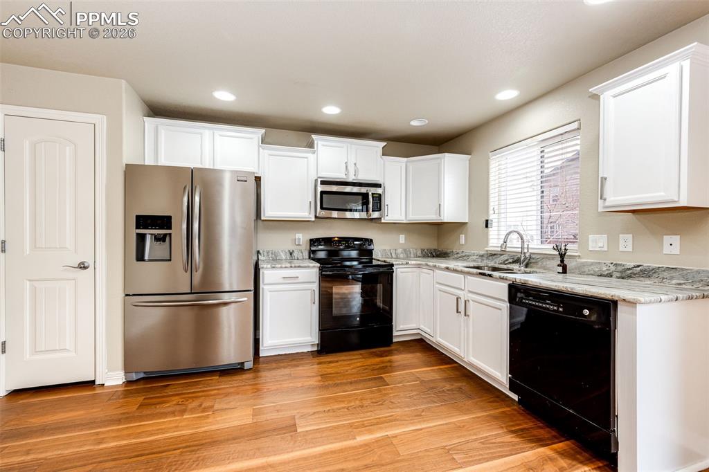 Image 10 of 30: Kitchen