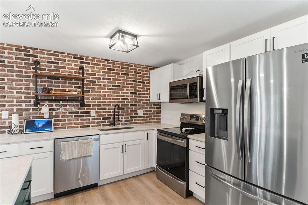Image 10 of 39: Kitchen