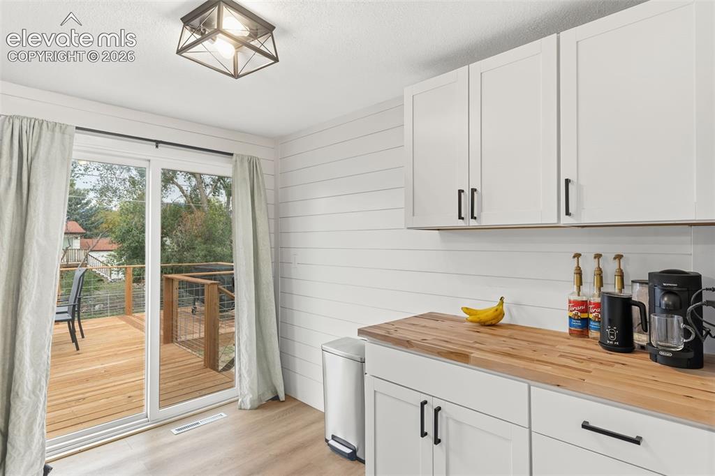 Image 15 of 39: Kitchen